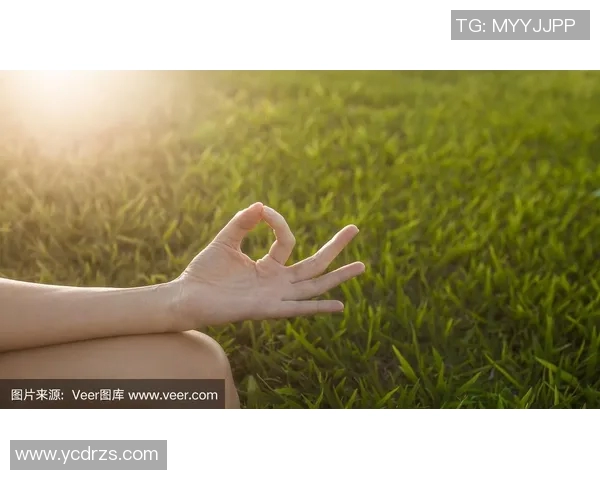 足球明星静心打坐高清照片展现内心平静与专注之美